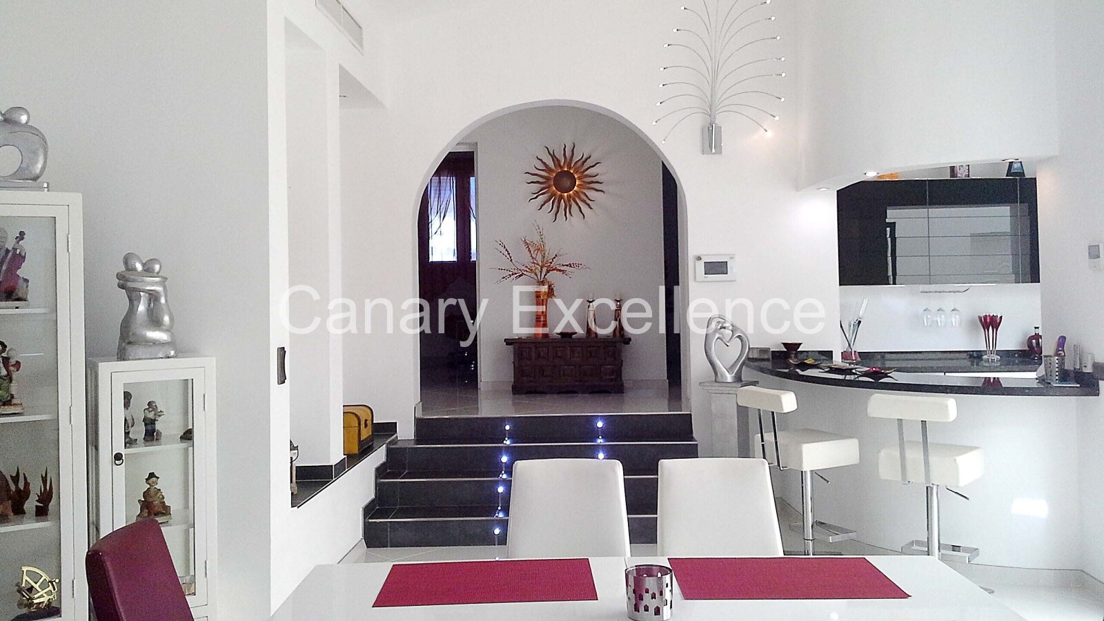 Exklusive Villa mit großzügigen Terrassen, Meerblick und Gemeinschaftspool Exklusive Villa mit großzügigen Terrassen, Meerblick und Gemeinschaftspool