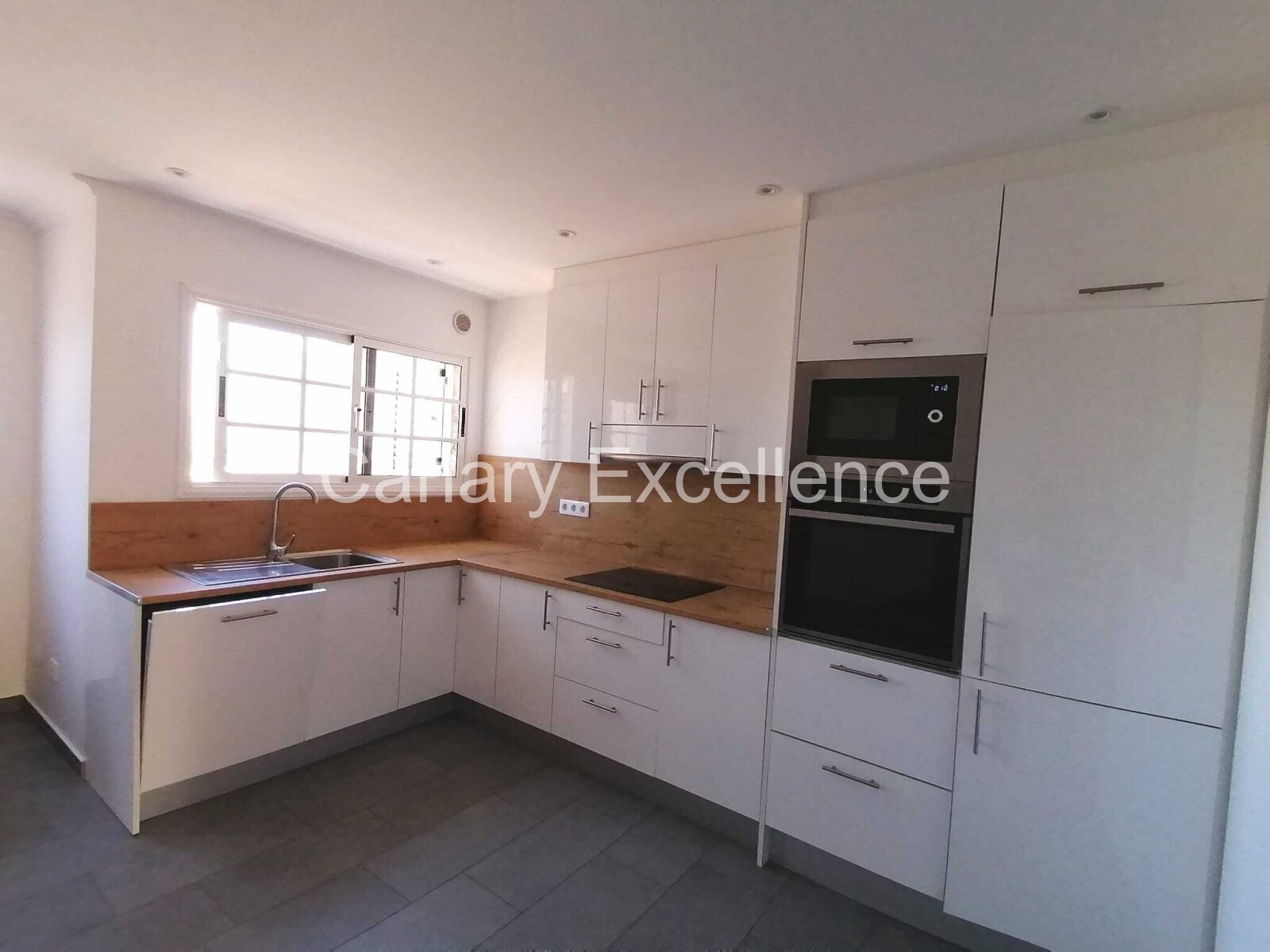 Very well-maintained duplex - 4 bedrooms and sea views in Costa Calma