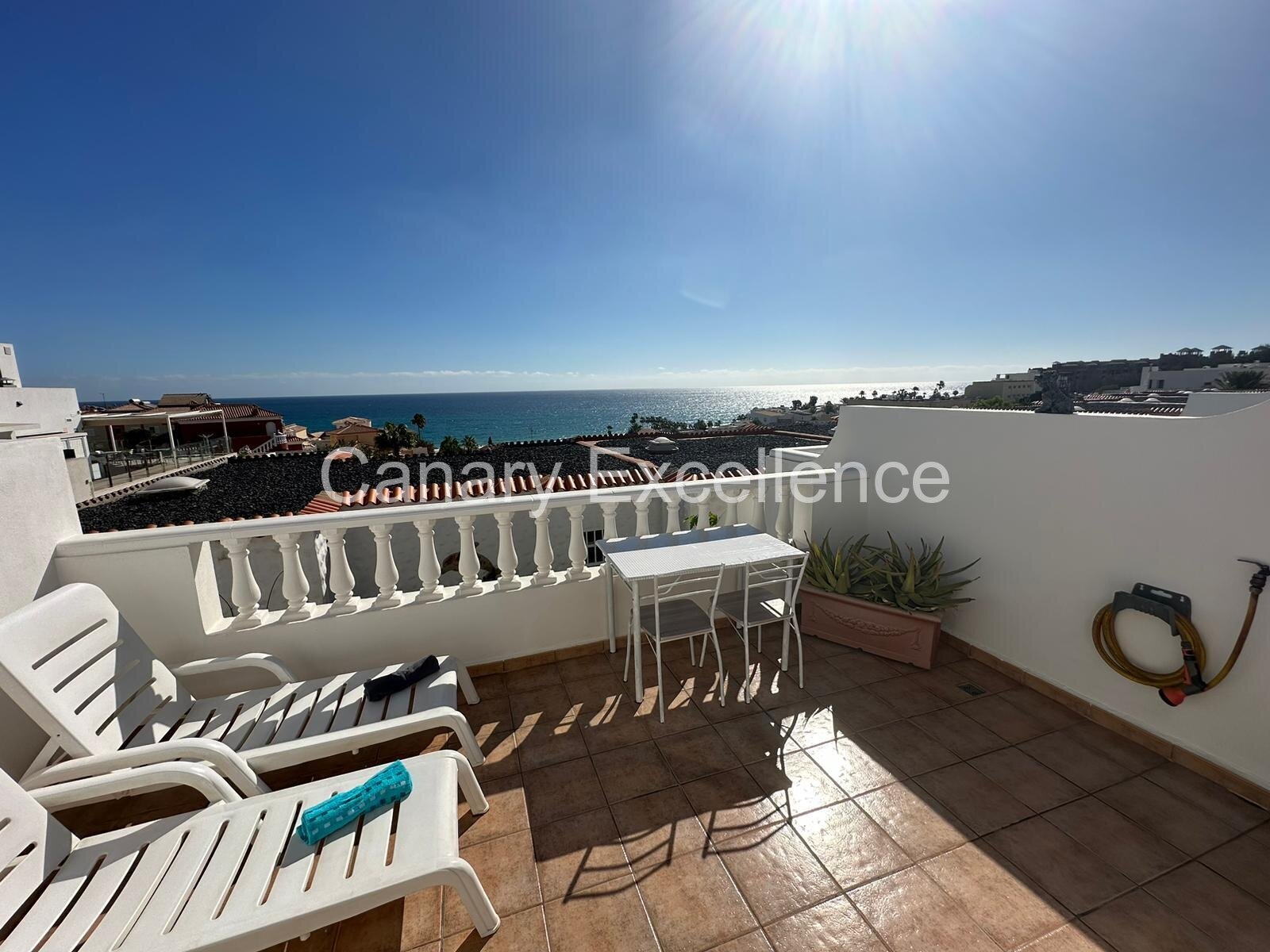 Große Terrasse mit fantastischem Meerblick