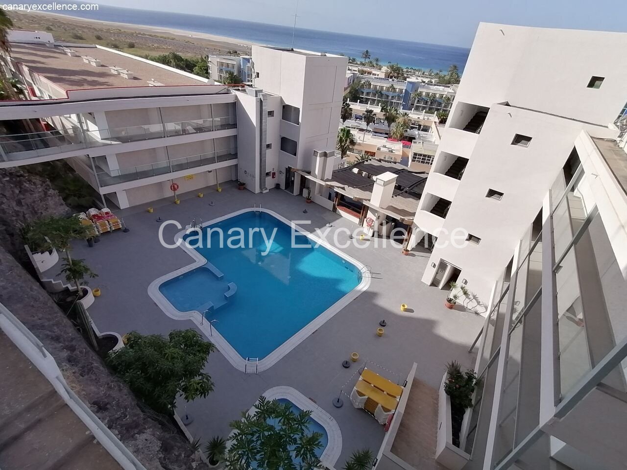 Ausblick vom Balkon auf den Pool